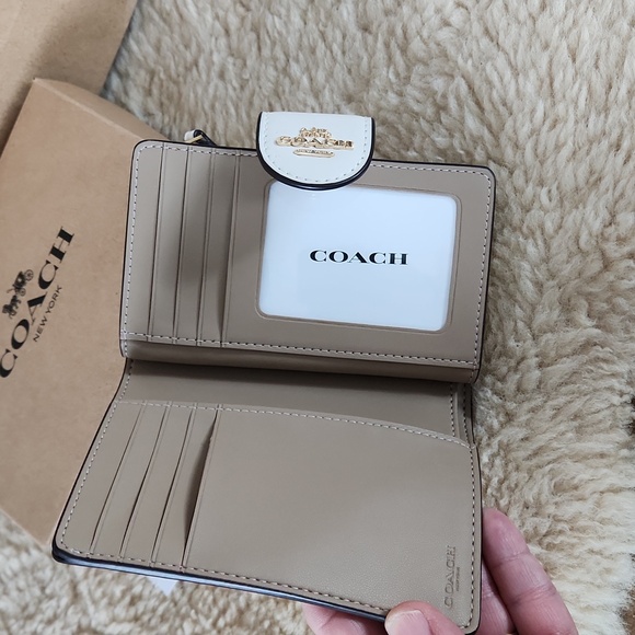 NWT IOB Coach Medium Corner Zip Signature Flower Print Wallet πππΈ - Picture 14 of 16